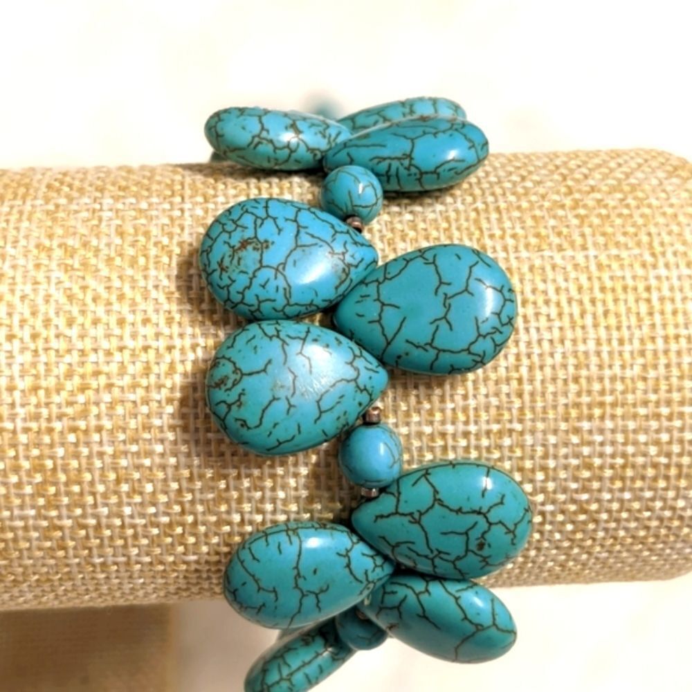Teardrop Shaped Blue Howlite Turquoise Beaded Stretchy Bracelet